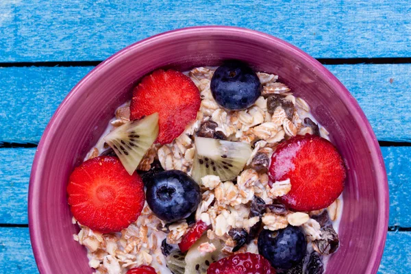 Müsli in Schale auf dem Tisch — Stockfoto