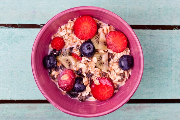 Muesli tálban az asztalon — Stock Fotó