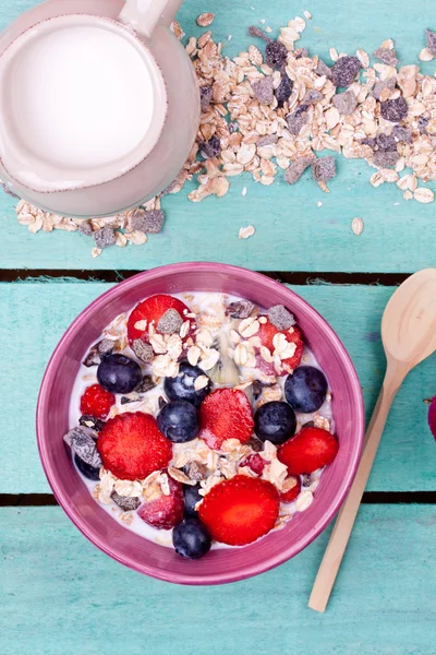 Müsli in Schale auf dem Tisch — Stockfoto