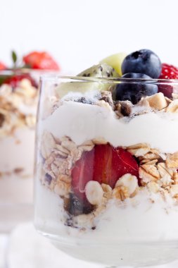 Yoğurt ve meyve ile müsli