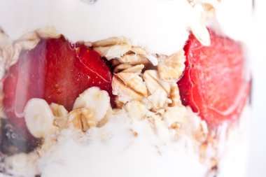 Yoğurt ve meyve ile müsli