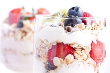 Yoğurt ve meyve ile müsli