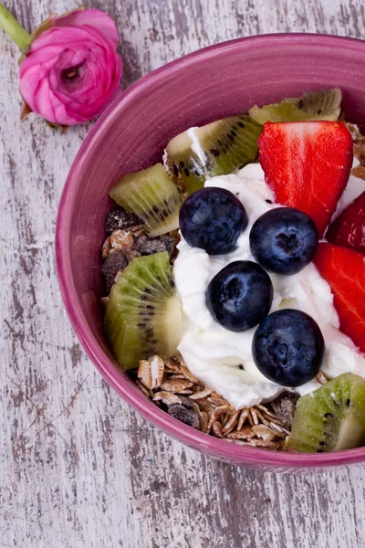 Muesli med yoghurt og frugter - Stock-foto