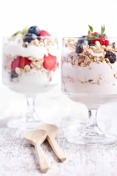 Muesli med yoghurt og frukt – stockfoto