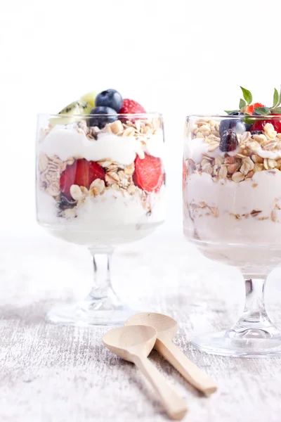 Muesli com iogurte e frutas — Fotografia de Stock