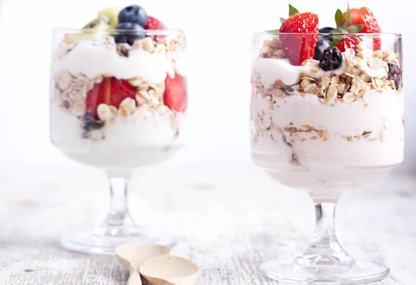 Muesli with yogurt and fruits — Stock Photo, Image