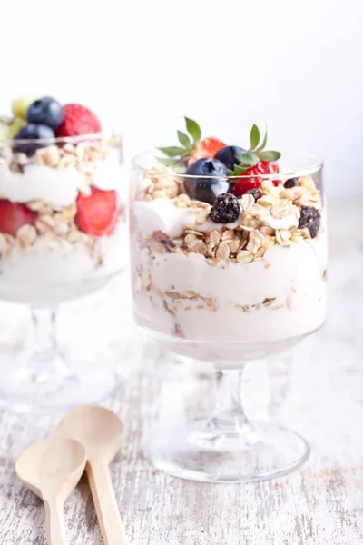 Muesli con yogur y frutas — Foto de Stock