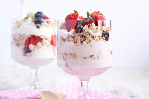 Müsli mit Joghurt und Früchten — Stockfoto