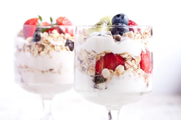 Muesli med yoghurt og frukt – stockfoto