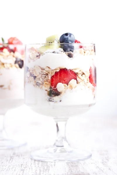 Müsli mit Joghurt und Früchten — Stockfoto