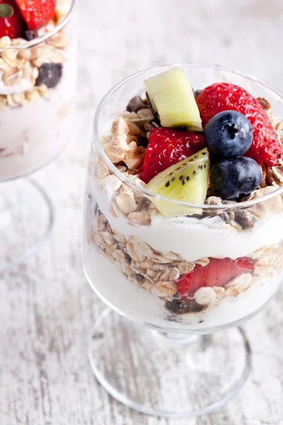 Muesli com iogurte e frutas — Fotografia de Stock