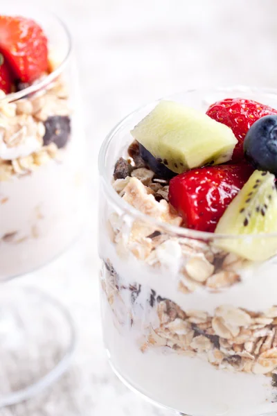 Muesli with yogurt and fruits — Stock Photo, Image