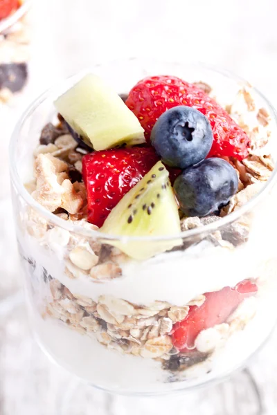 Muesli with yogurt and fruits — Stock Photo, Image