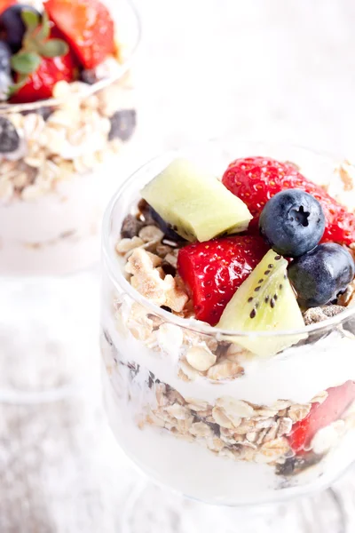 Muesli con yogur y frutas — Foto de Stock