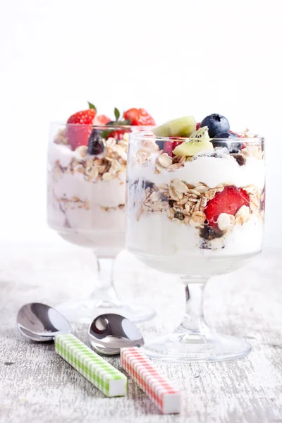 Muesli med yoghurt og frukt – stockfoto