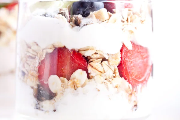 Muesli com iogurte e frutas — Fotografia de Stock