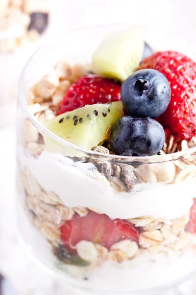 Muesli with yogurt and fruits — Stock Photo, Image