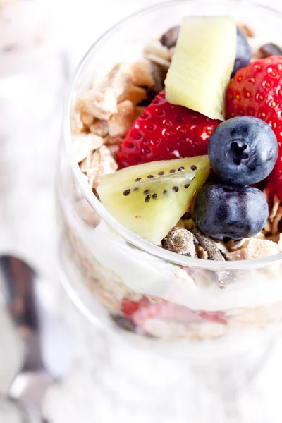 Muesli with yogurt and fruits — Stock Photo, Image