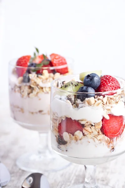 Мюсли с йогуртом и фруктами — стоковое фото