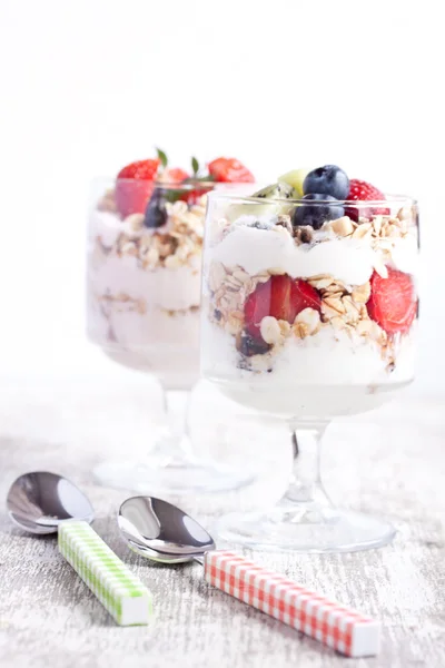 Müsli mit Joghurt und Früchten — Stockfoto