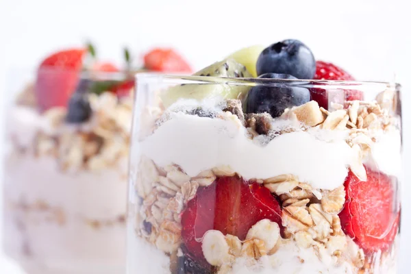 Muesli med yoghurt og frukt – stockfoto