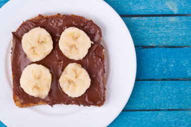 Çikolata yayıldı ve muz ile ekmek