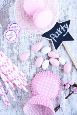 Şeker kaplı şekerler, fırın cupcake bardak, bademli kurabiye, pembe kamış