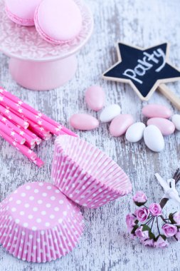 Şeker kaplı şekerler, fırın cupcake bardak, bademli kurabiye, pembe kamış