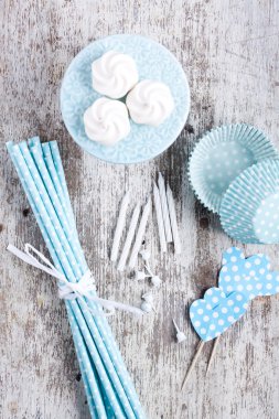 Meringues, cupcake bardak, mavi payet pişirme