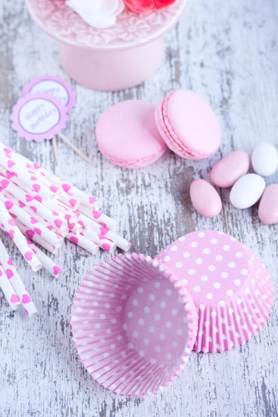 Suiker gecoate snoepjes, bakken cupcake cups, bitterkoekjes, roze rietjes — Stockfoto