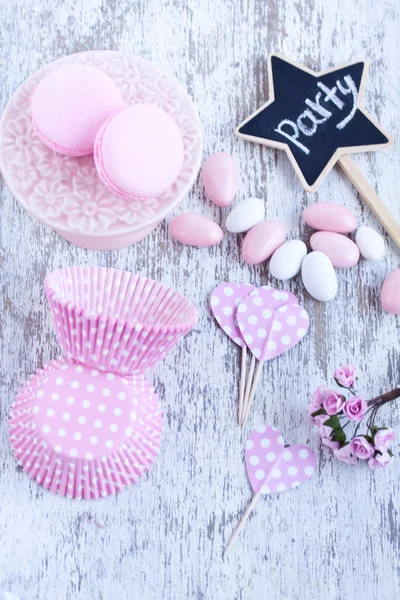 Doces revestidos de açúcar, copos de bolinho, macaroons — Fotografia de Stock