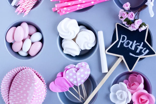 Schuimgebakjes, suiker bekleed snoepjes, bakken cupcake cups — Stockfoto