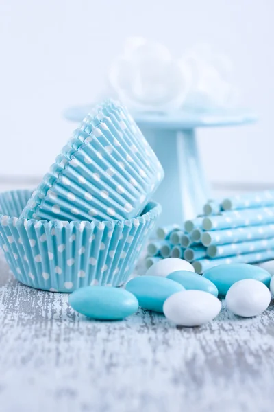 Zuckerbeschichtete Bonbons, Cupcake-Backformen, Strohhalme — Stockfoto