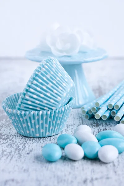Bonbons enrobés de sucre, tasses à cupcake, pailles — Photo