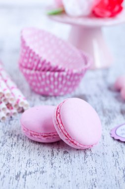 Şeker kaplı şekerler, fırın cupcake bardak, bademli kurabiye, pembe kamış