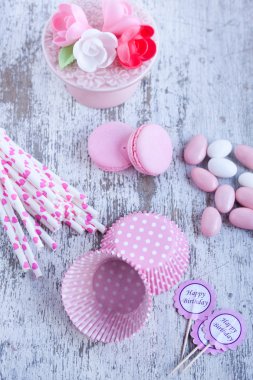Şeker kaplı şekerler, fırın cupcake bardak, bademli kurabiye, pembe kamış