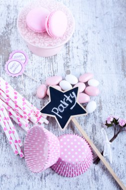 Şeker kaplı şekerler, fırın cupcake bardak, bademli kurabiye, pembe kamış