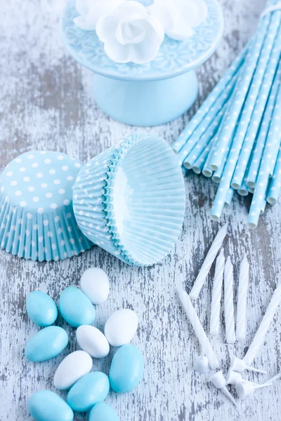 Bonbons enrobés de sucre, tasses à cupcake, pailles — Photo