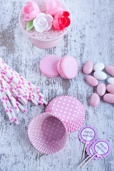 Socker belagda godis, cupcake bakning koppar, macaroons, rosa sugrör — Stockfoto