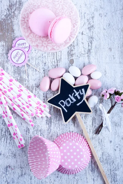 Dulces recubiertos de azúcar, tazas para hornear magdalenas, macarrones, pajitas rosadas — Foto de Stock