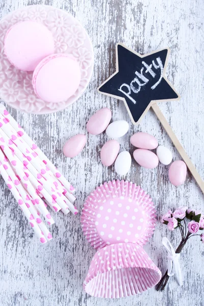 Suiker gecoate snoepjes, bakken cupcake cups, bitterkoekjes, roze rietjes — Stockfoto