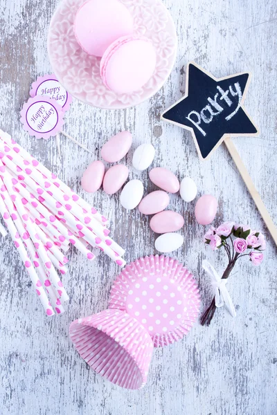 Ζάχαρη καραμέλες με επικάλυψη κύπελλα ψησίματος cupcake, αμυγδαλωτά, ροζ καλαμάκια Εικόνα Αρχείου