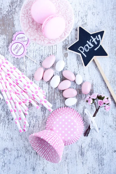 Dulces recubiertos de azúcar, tazas para hornear magdalenas, macarrones, pajitas rosadas Imagen de stock