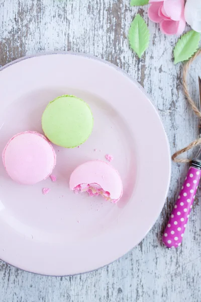 Macaroons saborosos em uma chapa — Fotografia de Stock