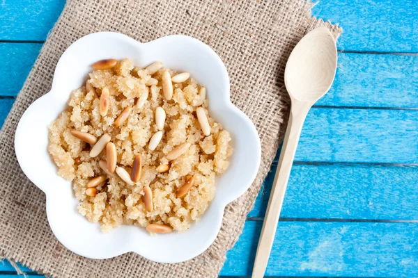 Semolina halvah wtih piñón — Foto de Stock