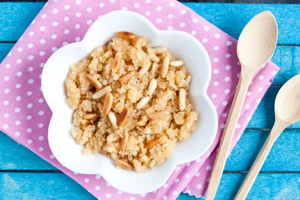 Semolina halvah con piñón — Foto de Stock