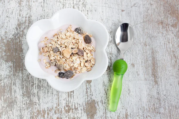 Tasty Muesli with yogurt — Stock Photo, Image