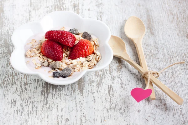 Müsli mit Joghurt und Erdbeere — Stockfoto