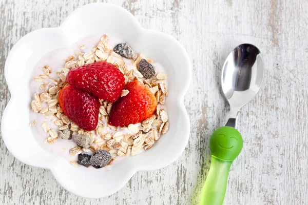 Muesli with yogurt and strawberry — Stock Photo, Image