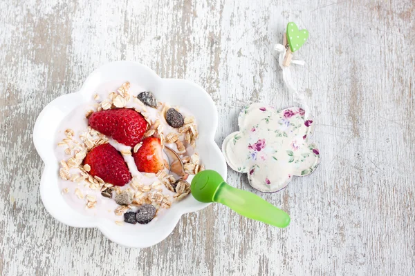 Müzli, joghurt és eper — Stock Fotó